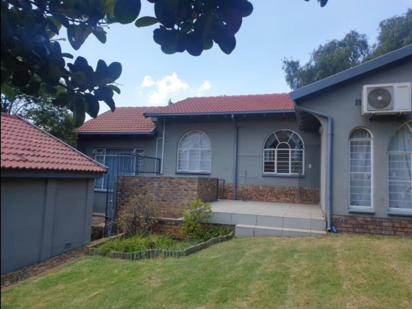 Big 3-Bedroom house in the hills of Oakdene with Jacuzzi and Study ...